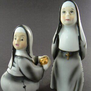SET OF 2 VINTAGE LEFTON PORCELAIN NUNS FIGURINES JAPAN MARKED KW1428